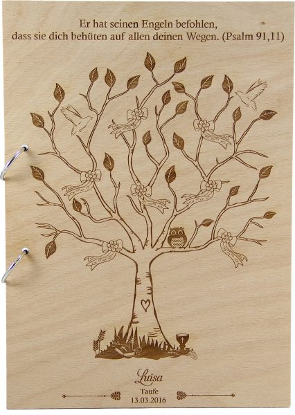 Rustikales Gästebuch aus Holz zur Taufe Motiv Baum Mädchen
