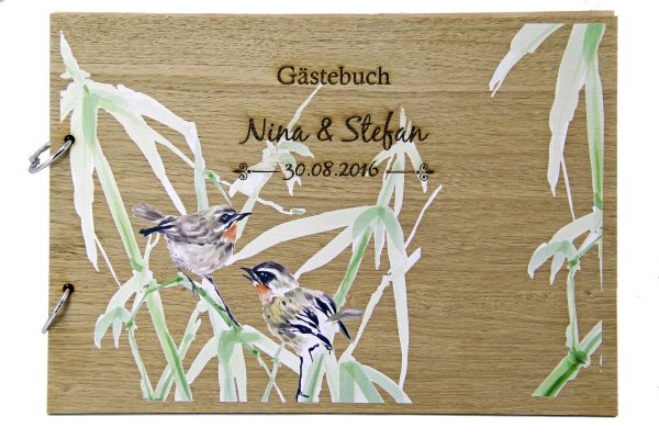 Rustikales Gästebuch aus Holz zur Hochzeit personalisiert Vögel bunt
