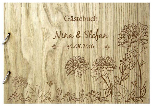 Rustikales Gästebuch aus Holz zur Hochzeit personalisiert mit Seerosen