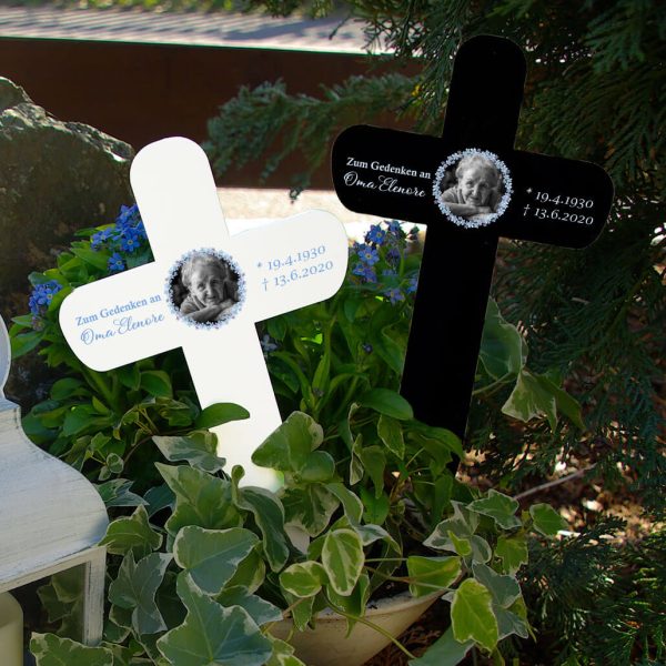 Personalisiertes Grabkreuz mit Foto und Vergissmeinnicht