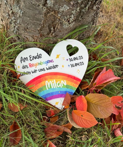 Personalisierte Gedenkplatte für Sternenkinder weißes Herz mit Regenbogen